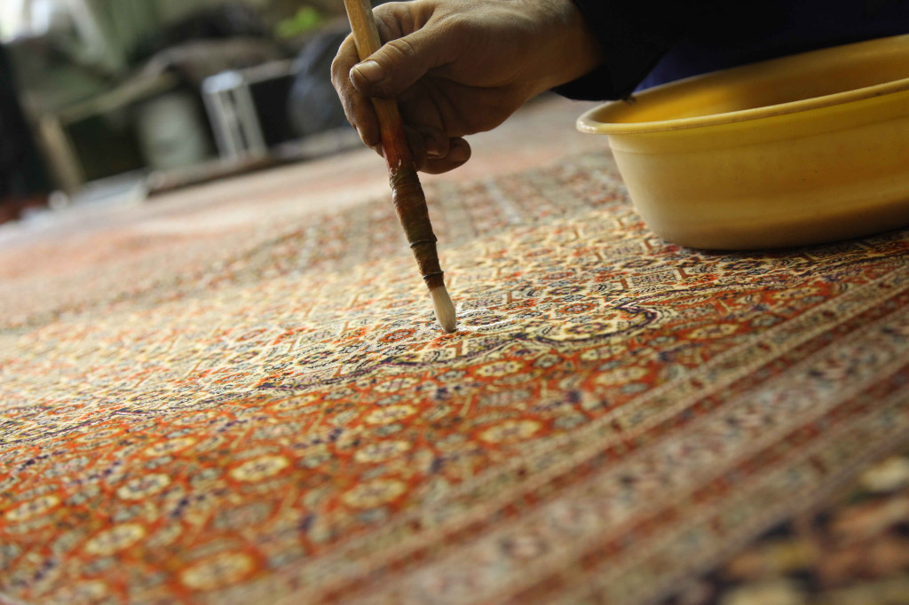 Teppich werden per Hand gereinigt und gepflegt.